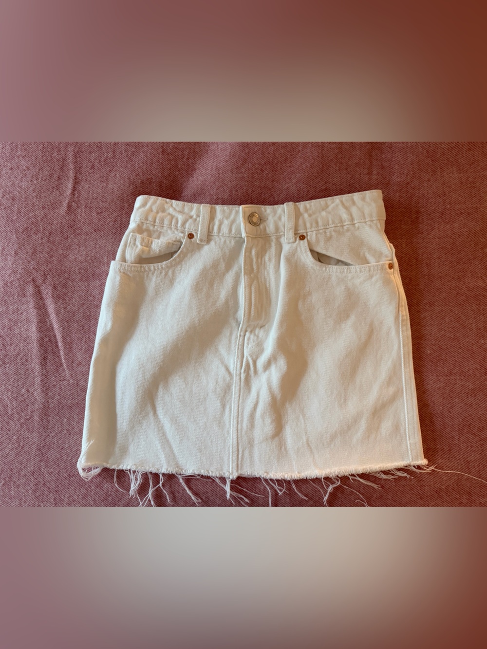 White High-Rise Denim Skirt with Frayed Hem